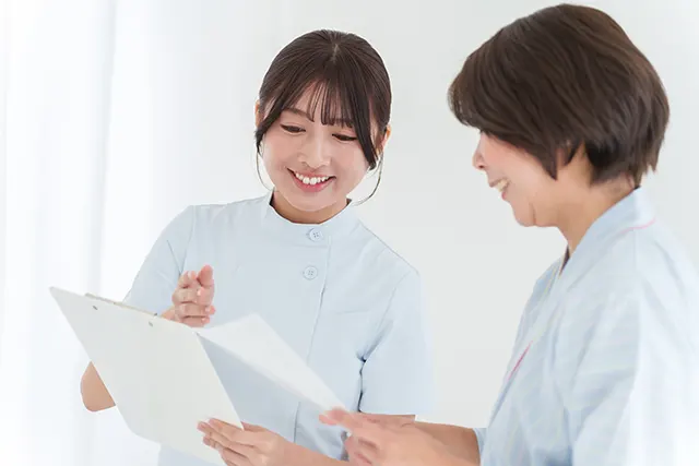 説明をする看護師