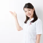 説明をする看護師