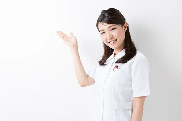 説明をする看護師