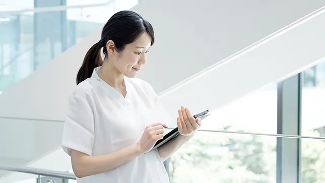 調べ物をする看護師