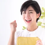 財布をもって喜ぶ看護師