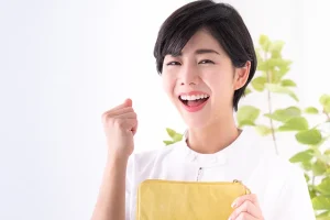 財布をもって喜ぶ看護師