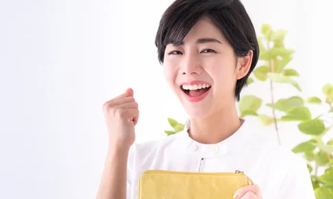 財布をもって喜ぶ看護師
