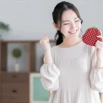 財布を手に笑顔の女性