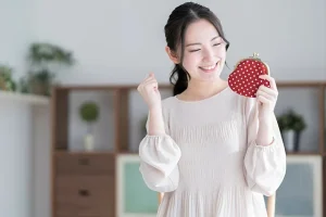 財布を手に笑顔の女性