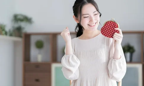 財布を手に笑顔の女性