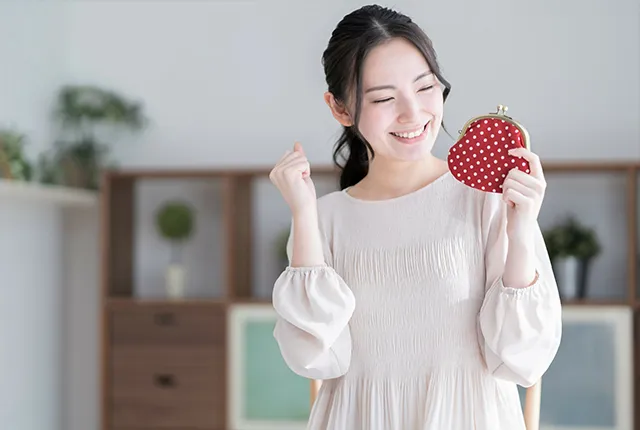 財布を手に笑顔の女性