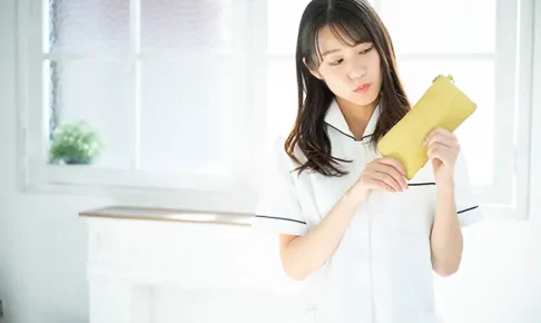 財布を持つ看護師