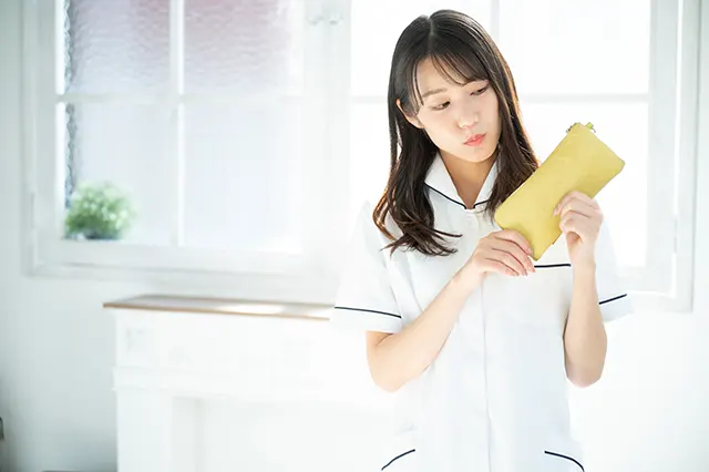 財布を持つ看護師