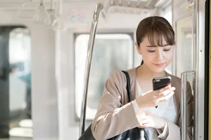 通勤をする女性