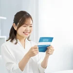 通帳を見て微笑む女性