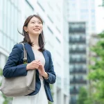 都心を歩くビジネスウーマン