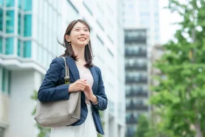 都心を歩くビジネスウーマン