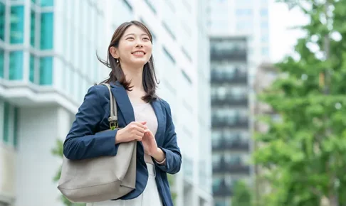 都心を歩くビジネスウーマン