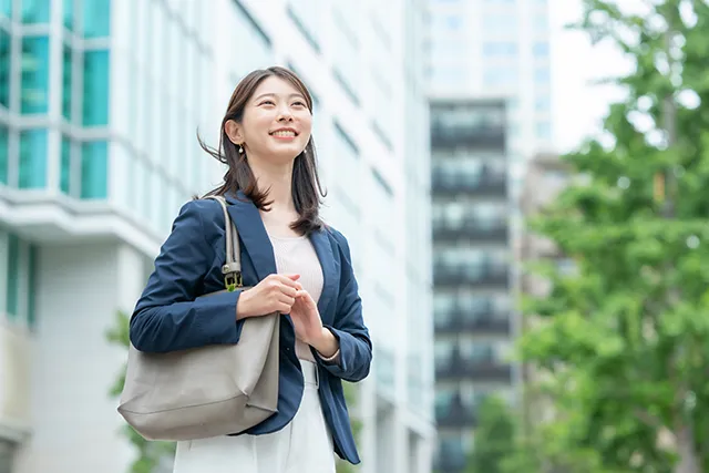都心を歩くビジネスウーマン