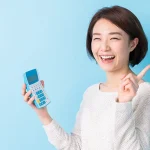 電卓を持つ女性