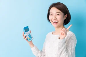 電卓を持つ女性