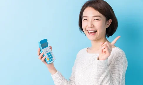電卓を持つ女性