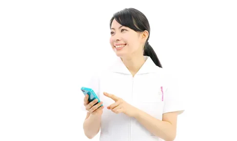 電卓を持つ看護師